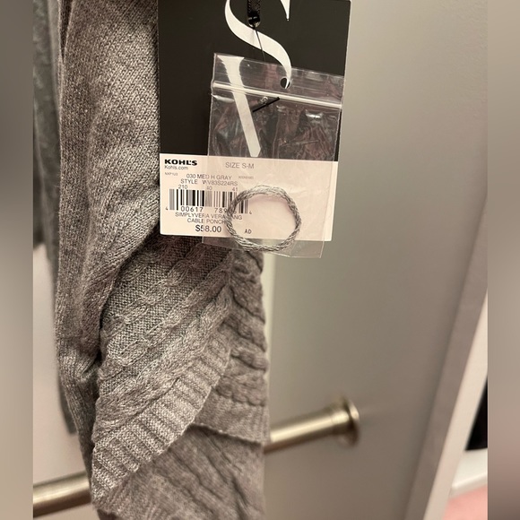 Brand new Vera Wang sweater/poncho. Lightweight. Size S-M (fits oversized). - Picture 5 of 6